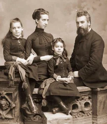 Alexander Graham Bellin, hänen vaimonsa Mabel Gardiner Hubbardin ja heidän tyttäriensä Elsie ja Marian muotokuva n. 1885rn